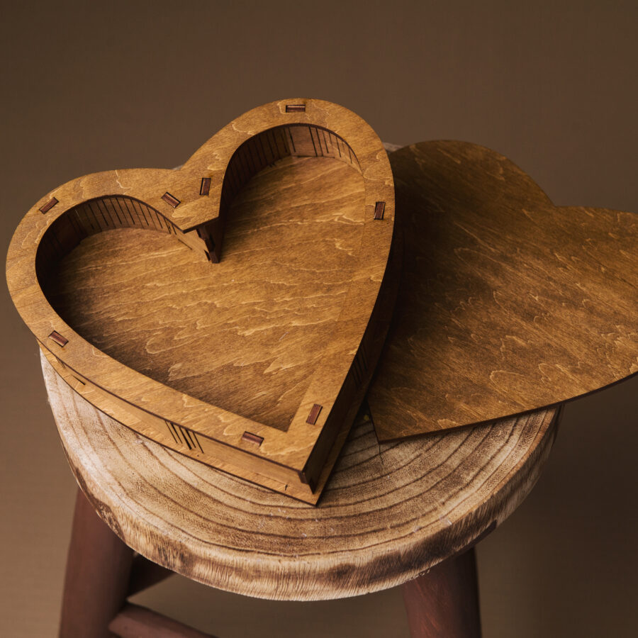 Cutie din lemn in forma de inima